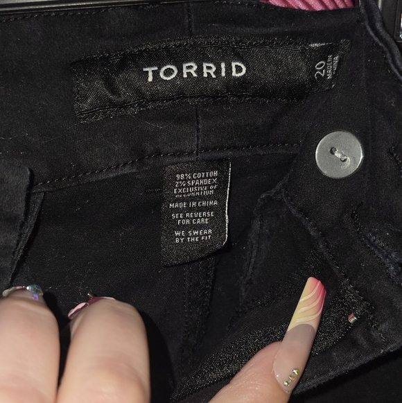 Torrid 20 5 Inch Stretch Sateen Mid-Rise Belted Short (No Belt) - Picture 3 of 5